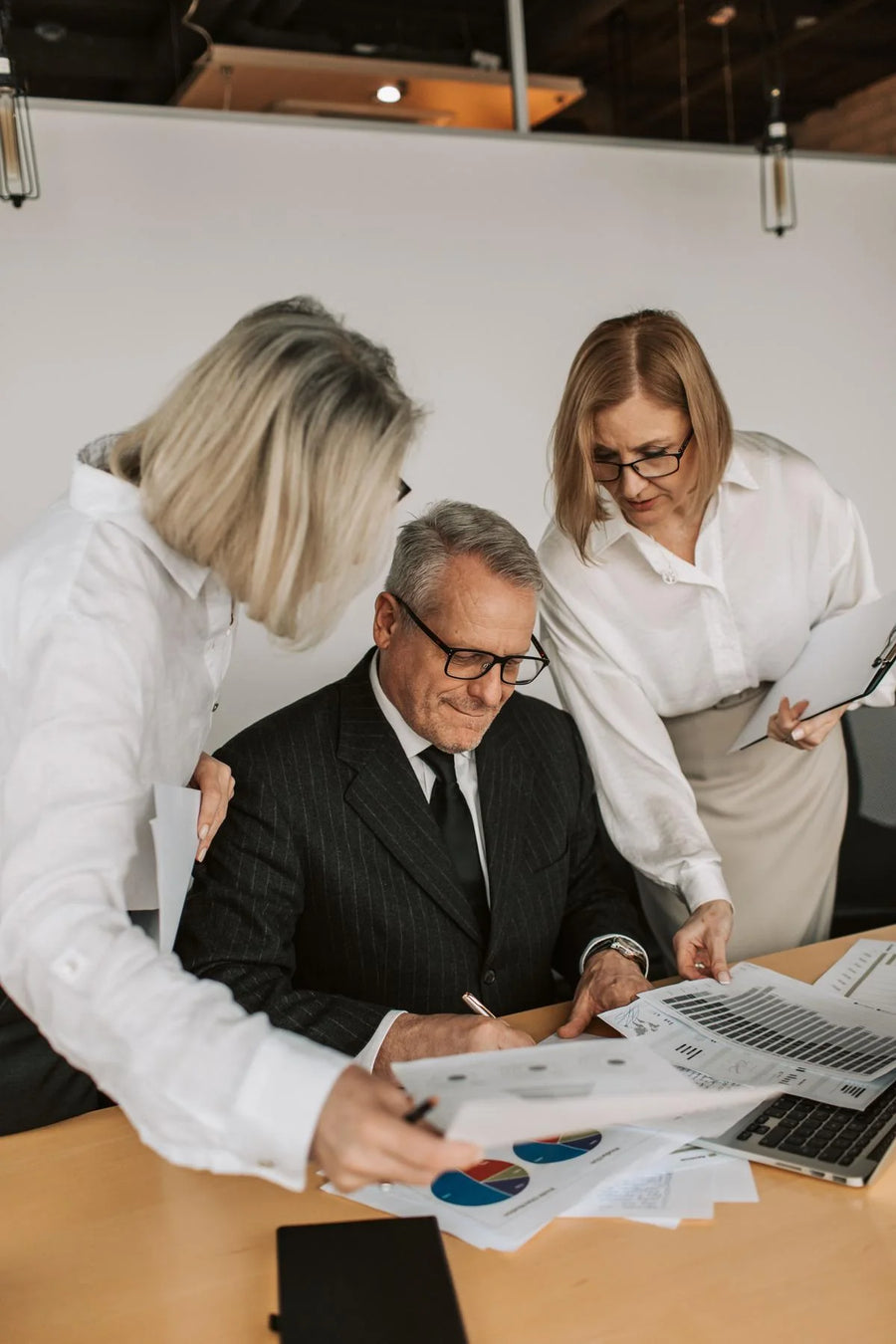 Executives using Comu in a decision meeting